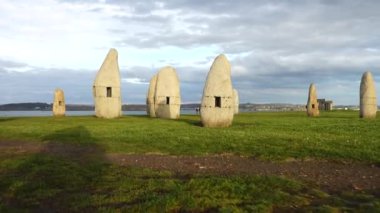 Campo de la Rata 'daki Menhirs parkında. La Coruna, İspanya. Harekette çekim..