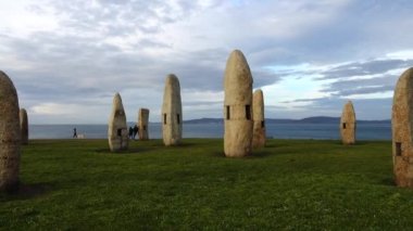 Campo de la Rata 'daki Menhirs parkında. La Coruna, İspanya. Harekette çekim..