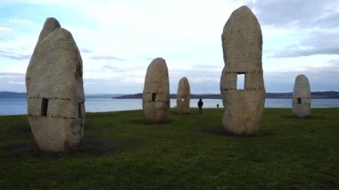 Campo de la Rata 'daki Menhirs parkında. La Coruna, İspanya. Harekette çekim..