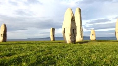 Campo de la Rata 'daki Menhirs parkında. La Coruna, İspanya. Harekette çekim..