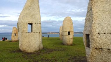Campo de la Rata 'daki Menhirs parkında. La Coruna, İspanya. Harekette çekim..