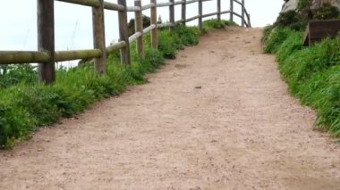Atlantik Okyanusu üzerindeki dağdaki yürüyüş yolu. La Coruna, İspanya. Harekette çekim..