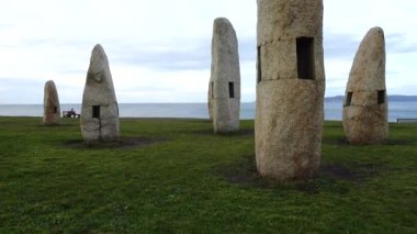 Campo de la Rata 'daki Menhirs parkında. La Coruna, İspanya. Harekette çekim..