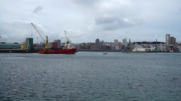 Das Schiff Vor Dem Hintergrund Des Hafens Zeitlupe Coruna Spanien — Stockvideo