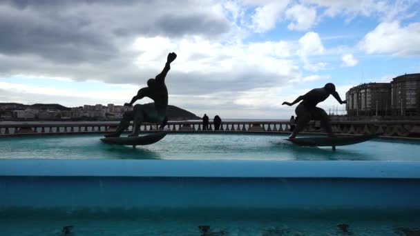 Monumento Surfistas Coruña España Cámara Lenta Fuente Tiro España — Vídeos de Stock