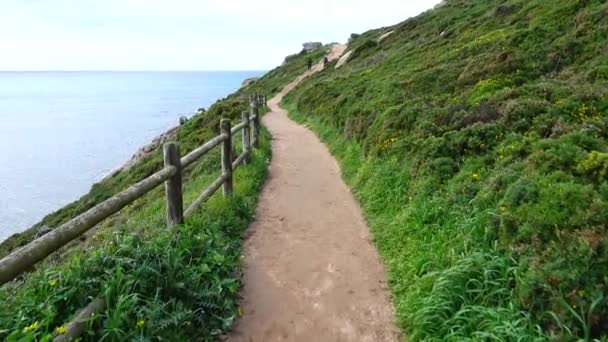 Atlantik Okyanusu Üzerindeki Dağdaki Yürüyüş Yolu Coruna Spanya Harekette Çekim — Stok video