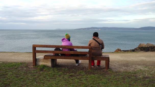 Mensen Kijken Vanaf Berg Naar Atlantische Oceaan Menhirs Park Campo — Stockvideo