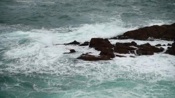 Rotsen Oceaan Langzame Beweging Atlantische Oceaan — Stockvideo