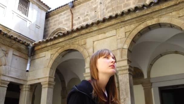 Κορίτσι Που Τουρίστας Θεωρεί Καθεδρικό Ναό Στο Τολέδο Της Ισπανίας — Αρχείο Βίντεο