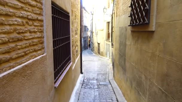 スペインのトレドの通り 動きの中で撃つ — ストック動画