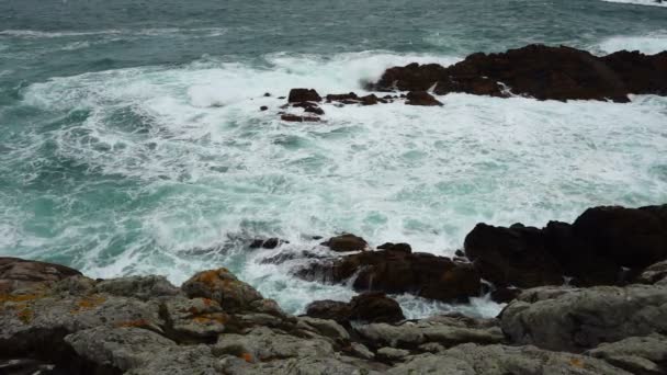 岩石和海洋 慢动作2 大西洋 — 图库视频影像