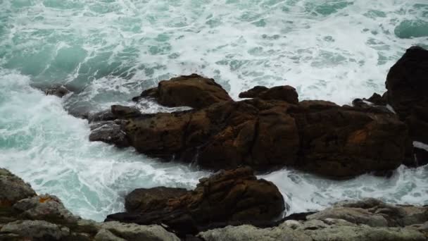 Rocas Océano Cámara Lenta Océano Atlántico — Vídeo de stock