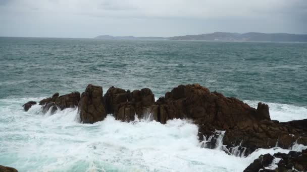 Tiro Océano Atlántico Ciudad Coruña España Cámara Lenta Rocas Océano — Vídeos de Stock