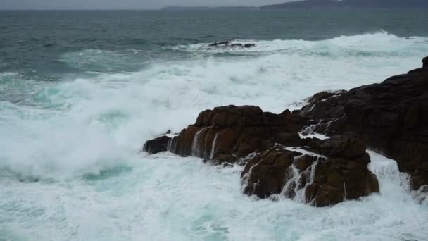 对大西洋的射击 慢动作岩石和海洋 — 图库视频影像