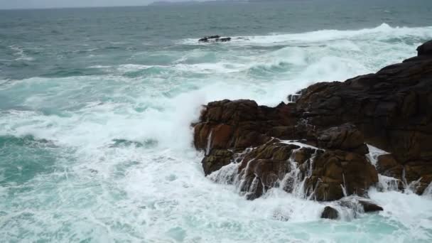 对大西洋的射击 慢动作岩石和海洋 — 图库视频影像