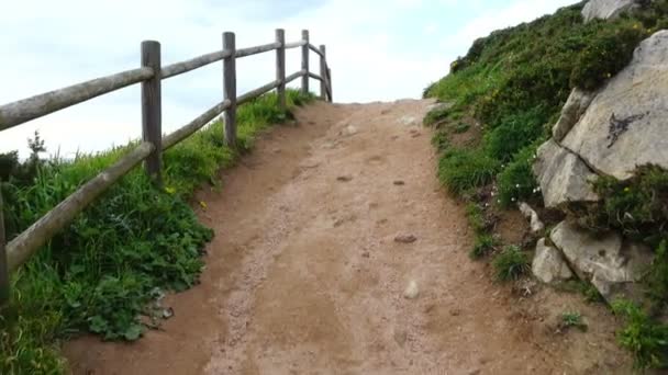 Camino Pie Montaña Sobre Océano Atlántico Coruña España Disparos Movimiento — Vídeo de stock