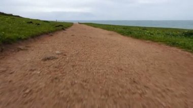 Atlantik Okyanusu üzerindeki dağdaki yürüyüş yolu. La Coruna, İspanya. Harekette çekim..