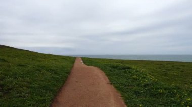Atlantik Okyanusu üzerindeki dağdaki yürüyüş yolu. La Coruna, İspanya. Harekette çekim..
