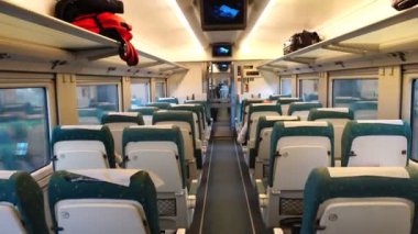 İspanya 'nın yüksek hızlı treninin vagonunda ateş ediliyor. Harekette çekim..