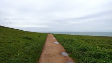 Atlantik Okyanusu üzerindeki dağdaki yürüyüş yolu. La Coruna, İspanya. Harekette çekim..