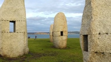 Campo de la Rata 'daki Menhirs parkında. La Coruna, İspanya. Harekette çekim..
