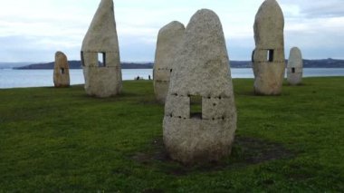Campo de la Rata 'daki Menhirs parkında. La Coruna, İspanya. Harekette çekim..