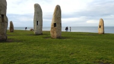 Campo de la Rata 'daki Menhirs parkında. La Coruna, İspanya. Harekette çekim..