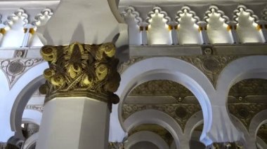 TOLEDO, İSPAN - 30 Mart 2018 Santa Maria la Blanca sinagogunun içi. Harekette çekim..