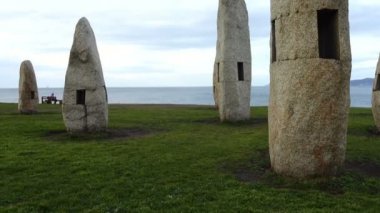 Campo de la Rata 'daki Menhirs parkında. La Coruna, İspanya. Harekette çekim..