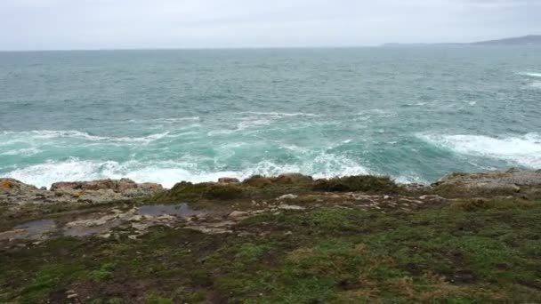 岩石和海洋 在大西洋中的波浪 运动中的射击 — 图库视频影像