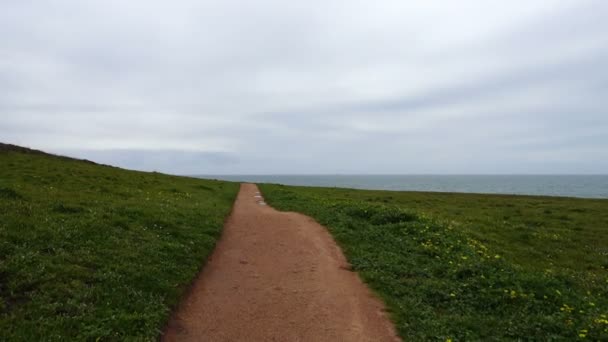 Camino Pie Montaña Sobre Océano Atlántico Coruña España Disparos Movimiento — Vídeo de stock