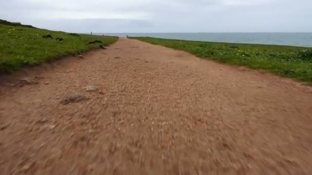 大西洋の上の山の上を歩く道 スペインのラ コルナ 動きの中で撃つ — ストック動画