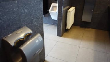 Tuvalet. Hareket halinde çekim.