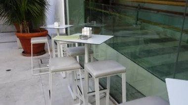 Sokak kafesi, iç mekan. Harekette çekim..