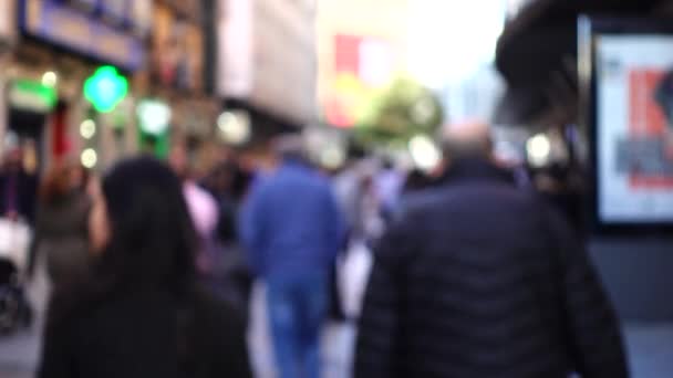 Ismeretlen Emberek Város Utcájában Madridban Nem Fókuszált Fényképezés Mozgalomban — Stock videók