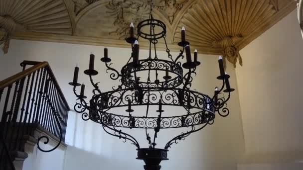 Intérieur du monastère de San Juan de los Reyes à Tolède, Espagne. Tir dans le mouvement .