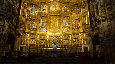 TOLEDO, İSPAN - 30 Mart 2018: Saint Mary Primat Katedrali 'nin içi. Toledo 'lu Aziz Mary Katedrali