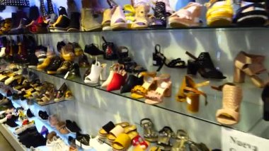 Kadın ayakkabısı seçimi. MADRID, İSPAN - 26 Mart 2018: Primark Gran Via mağazasından alışveriş. Kadın ayakkabısı seçimi.