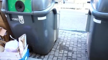 Şehrin sokaklarında çöp tenekeleri. Madrid, İspanya 'da çekim.