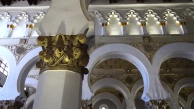 TOLEDO, İSPAN - 30 Mart 2018 Santa Maria la Blanca sinagogunun içi. Harekette çekim..
