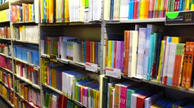 MADRID, İspanya - 27 Mart 2018 El Corte alışveriş merkezindeki kitapçı. İspanya 'da çekim.