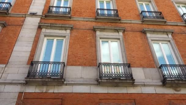 Архитектура Мадрида Испания Музей Тиссен Борнемиса Стрельба Весной — стоковое видео