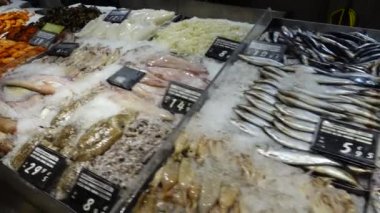 Süpermarkette deniz ürünleri. Madrid, İspanya.