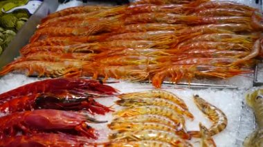 Süpermarkette deniz ürünleri. Madrid, İspanya.