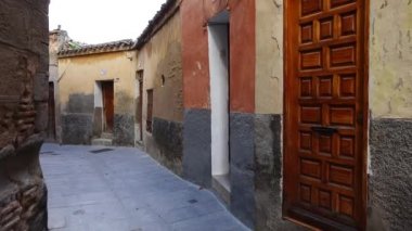 İspanya, Toledo 'da sokaklar. İspanya 'nın orta kesimindeki Kastilya-La-Mantcha özerk topluluğunun başkenti Toledo ovalarla çevrili tepenin üzerindedir.. 