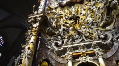 TOLEDO, İSPAN - 30 Mart 2018: Saint Mary Primat Katedrali 'nin içi. Şeffaflık Kilisesi 'nin sunağı Katedral' de.