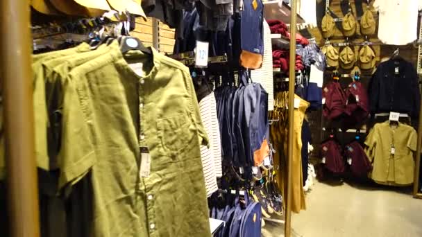 在欧洲的商店购物 马德里 Spain 2018年3月25日 在Primark Gran Via商店购物 衣服的选择 — 图库视频影像