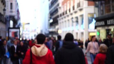 Fuencarral caddesi boyunca insan hareketleri. Odaklanamıyorum. Ağır çekim. Madrid, İspanya.