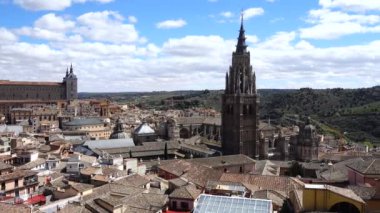Toledo 'lu Aziz Mary Katedrali. Şehir mimarisi.