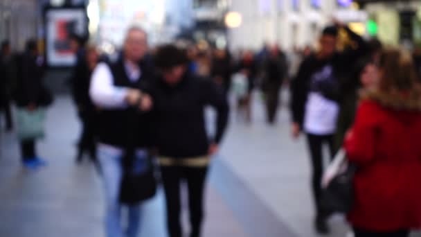 Bewegung Der Menschen Entlang Der Fuencarral Straße Aus Dem Fokus — Stockvideo